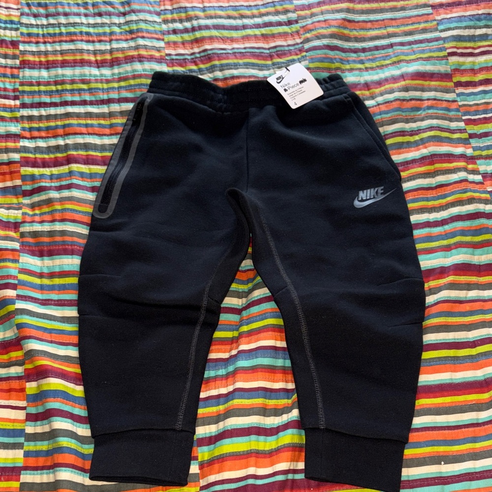 Nike Kids Black Fleece Jogger Pants with Reflective Accents size 4 new tags